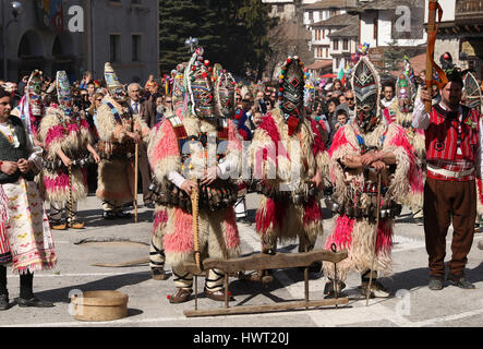 Masquerade festival à Shumen, Bulgarie. Les personnes ayant appelé masque de danse Kukeri et effectuer d'effrayer les mauvais esprits Banque D'Images