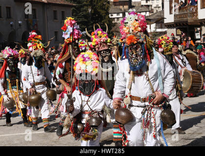 Masquerade festival à Shumen, Bulgarie. Les personnes ayant appelé masque de danse Kukeri et effectuer d'effrayer les mauvais esprits Banque D'Images