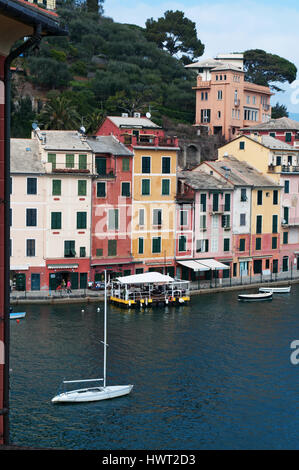 Italie : les bateaux dans le port de Portofino, village de pêche italien célèbre dans le monde entier pour son port pittoresque et les maisons colorées Banque D'Images