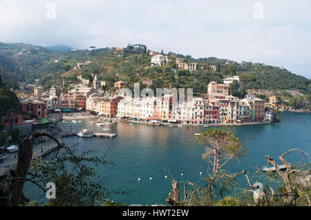 Italie : Vue de dessus de l'horizon et le port dans la baie de Portofino, un village de pêche italien célèbre dans le monde entier pour ses maisons colorées Banque D'Images