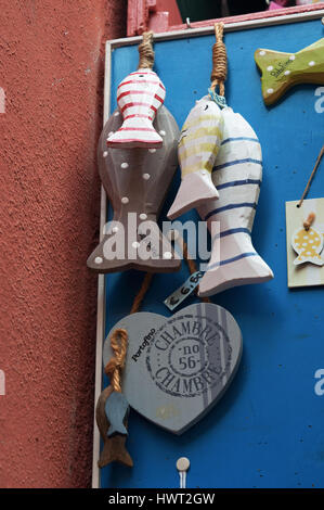 Italie : poissons en bois décoratif accroché à l'extérieur d'une boutique de cadeaux dans la Piazzetta, la petite place de Portofino, un célèbre village de pêche italien Banque D'Images