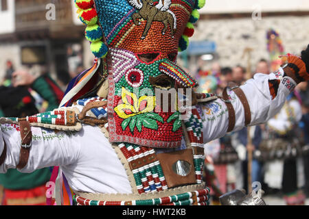 Masquerade festival à Shumen, Bulgarie. Les personnes ayant appelé masque de danse Kukeri et effectuer d'effrayer les mauvais esprits Banque D'Images