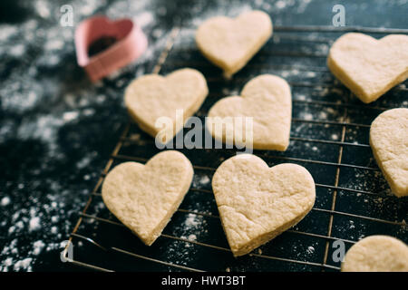 High angle view of heart shaped cookies sur grille métallique Banque D'Images