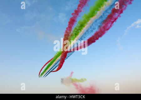 Low angle view of airshow against sky Banque D'Images