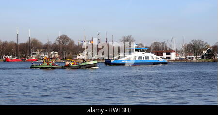 Traversée en ferry pour les piétons et les cyclistes à rivière IJ à Amsterdam, Pays-Bas Banque D'Images