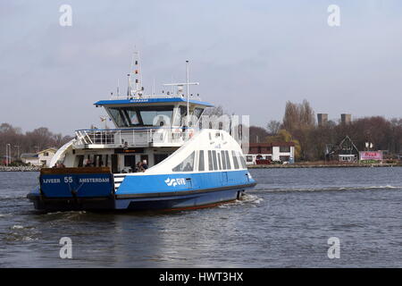 Traversée en ferry pour les piétons et les cyclistes à rivière IJ à Amsterdam, Pays-Bas Banque D'Images