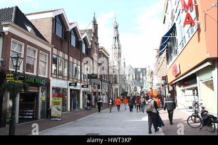 La rue commerçante populaire Langestraat, centre d'Alkmaar, Pays-Bas Banque D'Images