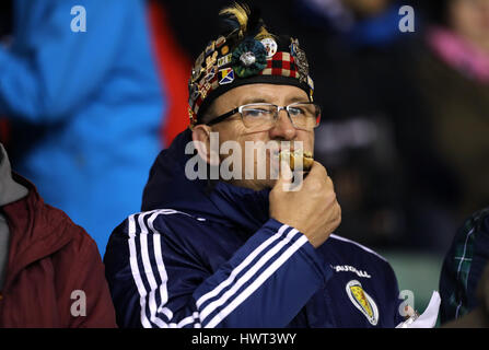 Un ventilateur dans l'Ecosse se tient devant le match amical à Easter Road, Édimbourg. Banque D'Images