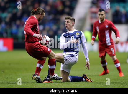 Scotland's Tom Cairney (droite) et du Canada Samuel Piette bataille pour la balle durant le match amical à Easter Road, Édimbourg. Banque D'Images