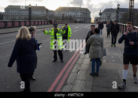 Lambeth Bridge fermé à la suite de l'événement le terrorisme lorsque quatre personnes ont été tués (y compris l'attaquant) et 20 blessés lors d'une attaque terroriste sur le pont de Westminster et à l'extérieur de la Chambre du Parlement, le 22 mars 2017, au centre de Londres, Angleterre. Le Parlement était en session et tous les députés et leurs employés et visiteurs étaient en lock-vers le bas tandis que l'extérieur, le public et de la circulation ont été tenus à l'écart de la zone de Westminster Bridge et la place du parlement, les scènes de l'attaque. On croit qu'une homme seul s'est écrasé sa voiture dans les piétons puis, armé d'un couteau a tenté d'entrer au Parlement, stabbin Banque D'Images