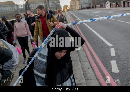 Lambeth Bridge (avec le MI5, à gauche) a fermé à la suite de l'événement le terrorisme lorsque quatre personnes ont été tués (y compris l'attaquant) et 20 blessés lors d'une attaque terroriste sur le pont de Westminster et à l'extérieur de la Chambre du Parlement, le 22 mars 2017, au centre de Londres, Angleterre. Le Parlement était en session et tous les députés et leurs employés et visiteurs étaient en lock-vers le bas tandis que l'extérieur, le public et de la circulation ont été tenus à l'écart de la zone de Westminster Bridge et la place du parlement, les scènes de l'attaque. On croit qu'une homme seul s'est écrasé sa voiture dans les piétons puis, armé d'un couteau a tenté de saisir Pa Banque D'Images