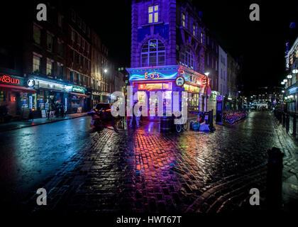 Ed's Diner Old Compton Street Londres soho lights reflète dans la rue de cailloux humides Banque D'Images