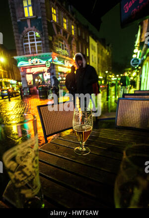 Verre de bière nuit soho table réflexions pluie néons de Sedd Diner Banque D'Images