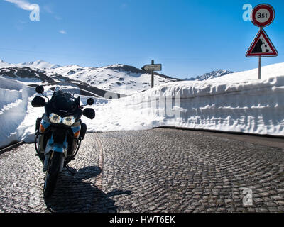 Gotthardpass, Suisse - 14 mai 2015 : Belle journée de printemps ensoleillée pour le jour de la fête de l'Ascension. Le col a encore beaucoup de neige dans le Banque D'Images