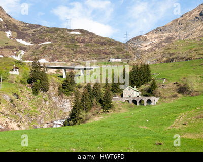 Gotthardpass, Suisse : belle journée de printemps ensoleillée pour le jour de la fête de l'Ascension. Le col a encore beaucoup de neige en hiver Banque D'Images