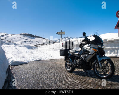 Gotthardpass, Suisse - 14 mai 2015 : Belle journée de printemps ensoleillée pour le jour de la fête de l'Ascension. Le col a encore beaucoup de neige dans le Banque D'Images