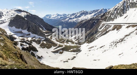 Gotthardpass, Suisse : vue sur la vallée de Tremola. Le col a encore beaucoup de neige en hiver Banque D'Images