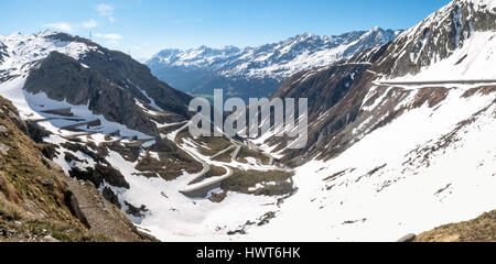 Gotthardpass, Suisse : vue sur la vallée de Tremola. Le col a encore beaucoup de neige en hiver Banque D'Images