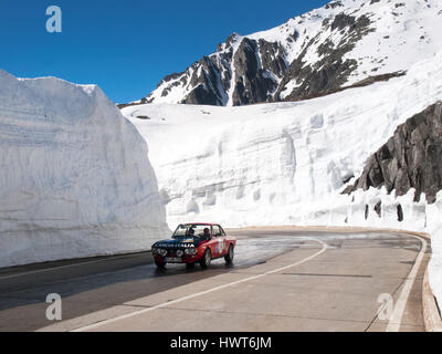 Gotthardpass, Suisse - 14 mai 2015 : Belle journée de printemps ensoleillée pour le jour de la fête de l'Ascension. Le col a encore beaucoup de neige dans le Banque D'Images