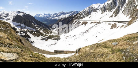 Gotthardpass, Suisse : vue sur la vallée de Tremola. Le col a encore beaucoup de neige en hiver Banque D'Images