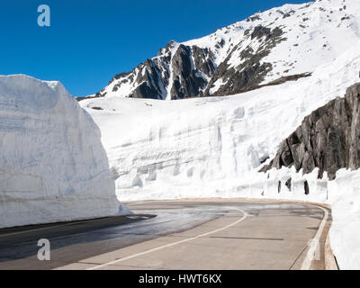 Gotthardpass, Suisse : belle journée de printemps ensoleillée pour le jour de la fête de l'Ascension. Le col a encore beaucoup de neige en hiver Banque D'Images