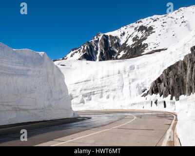 Gotthardpass, Suisse : belle journée de printemps ensoleillée pour le jour de la fête de l'Ascension. Le col a encore beaucoup de neige en hiver Banque D'Images