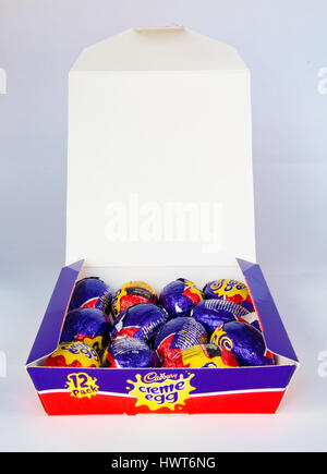 CHESTER, Royaume-Uni - 19 mars 2017 : Cadbury Creme Egg box. Ouvrir boîte montrant 12 Oeufs crème. Une gâterie au chocolat pour les vacances de Pâques. Banque D'Images