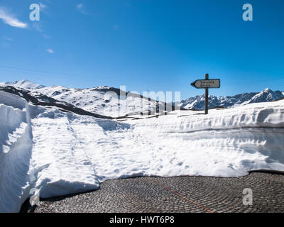 Gotthardpass, Suisse : belle journée de printemps ensoleillée pour le jour de la fête de l'Ascension. Le col a encore beaucoup de neige en hiver Banque D'Images