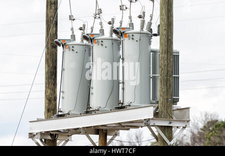 Trois transformateurs d'électricité sur les poteaux de téléphone Banque D'Images