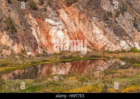 Contrastes abondent dans cette photo d'une montagne reflète dans un étang. Banque D'Images