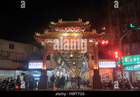 Personnes visitent le marché de nuit de Huaxi street à Taipei à Taiwan. Banque D'Images