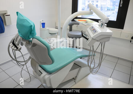 Gros plan du dentiste et d'exercices d'outils métalliques sur plateau avec lumière médicale clinique en dentisterie Banque D'Images