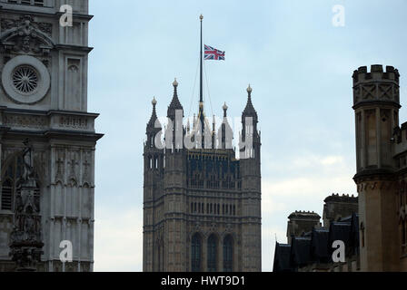 Le drapeau au-dessus des maisons du Parlement à Londres vole en berne le jour après une attaque terroriste où l'agent de police Keith Palmer et trois membres du public est mort et l'attaquant a été abattu. Banque D'Images