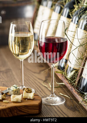 Verres de vin et assiette de fromage. Test de vin. Banque D'Images