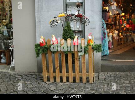 Décoration de fête de Noël à l'extérieur d'un magasin sur place dans la ville de marché de Monschau Nordrhein-westfalen Allemagne UE 2016 Banque D'Images