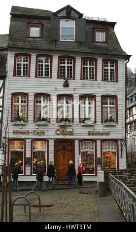 Cafe Hirsch Oebel & Bakery surplombant la rivière Roer sur Markt dans le centre de Monschau Nordrhein-westfalen Allemagne UE 2016 Banque D'Images