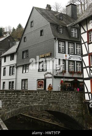 Rur Cafe & Bar donnant sur la rivière Roer sur Stehlings dans le centre de Monschau Nordrhein-westfalen Allemagne UE 2016 Banque D'Images