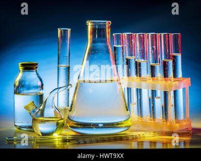 Différents béchers et verrerie de laboratoire. Multicolore. Banque D'Images