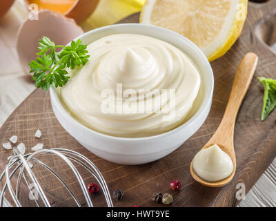 Les ingrédients de la mayonnaise naturelles et la sauce elle-même. Banque D'Images