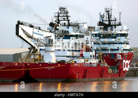 Deux navires de soutien d'huile lit accosté. Port de Montrose Ecosse UK Banque D'Images