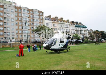 Le Kent et le Sussex Air Ambulance débarqua à Warrior Square Gardens à St Leonards-on-Sea dans l'East Sussex, en Angleterre, alors qu'il participait à une urgence médicale. Banque D'Images