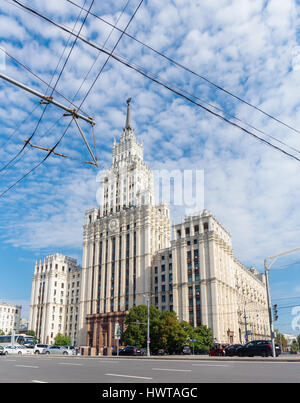 Red Gate Building à Moscou sur le fond de ciel nuageux Banque D'Images