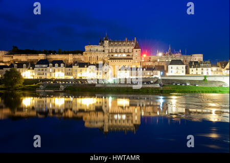 Le chateau d'Amboise se reflétant dans la Loire, à l'heure bleue Banque D'Images
