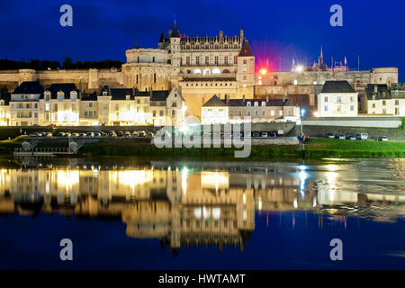 Le chateau d'Amboise se reflétant dans la Loire, à l'heure bleue Banque D'Images