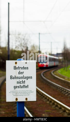 Un passager d'approches dans les tramway distance définie entre la banlieue de Cologne, Allemagne Banque D'Images