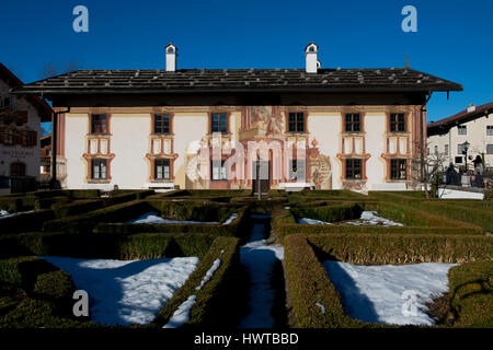 Chambre peinte avec le typique Luftmalerei à Oberammergau dans les Alpes bavaroises, Bavière. Banque D'Images