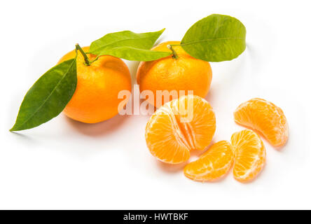 Fruit de la mandarine avec des feuilles et les gars. Banque D'Images