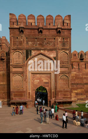 AGRA, INDE - 23 octobre 2013 - porte principale de la red Fort d'Agra, accueil des empereurs moghols, maintenant un site du patrimoine mondial de l'UNESCO. Banque D'Images