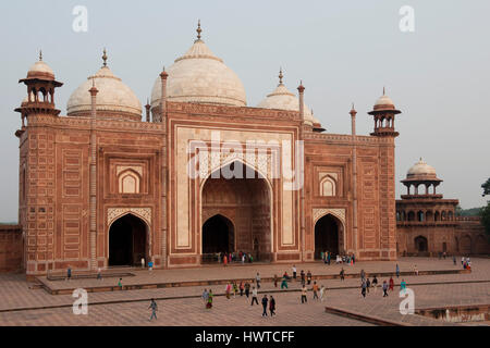 Mosquée du Taj Mahal, mausolée construit par Shah Jahan, empereur moghol, en l'honneur de sa femme Mumtaz Mahal. À partir de 1983 est une partie du patrimoine mondial de l'UNESCO Banque D'Images