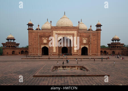 Mosquée du Taj Mahal, mausolée construit par Shah Jahan, empereur moghol, en l'honneur de sa femme Mumtaz Mahal. À partir de 1983 est une partie du patrimoine mondial de l'UNESCO Banque D'Images